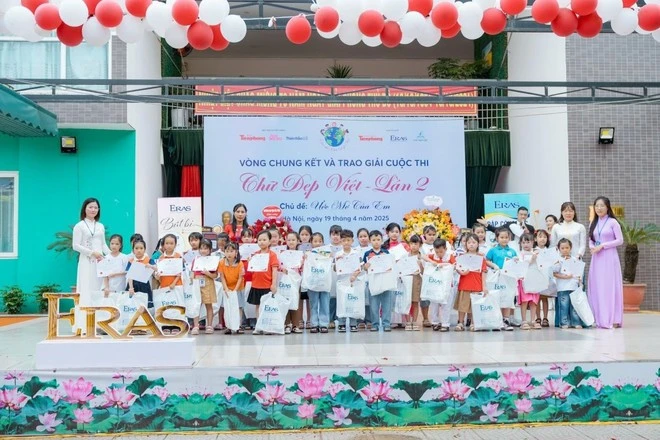 Trao giải cuộc thi chữ đẹp ở một trường tiểu học.