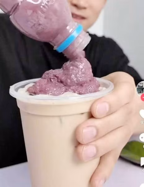 Nhiều bạn trẻ cho biết, dù học theo tiktoker nhưng món trà sữa mắm tôm này khiến họ không mê nổi.