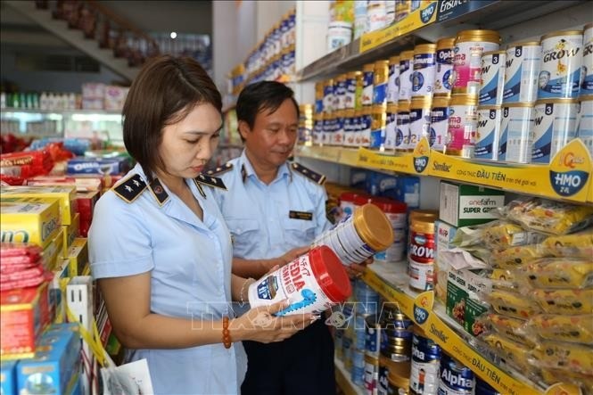 Đội quản lý thị trường huyện Bảo Thắng (Cục quản lý thị trường tỉnh Lào Cai (cũ)) kiểm tra mặt hàng sữa bột nhập ngoại tại siêu thị trên địa bàn. 18-7-hang-gia-4368.jpg