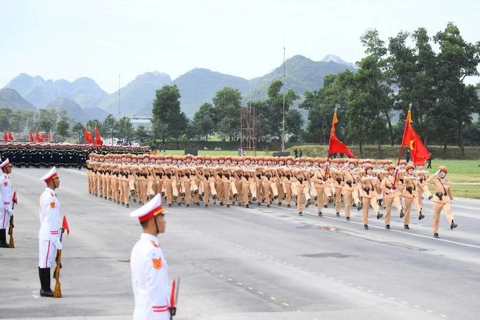 Các nữ chiến sĩ Cảnh sát giao thông tham gia buổi tổng hợp luyện lần thứ hai.