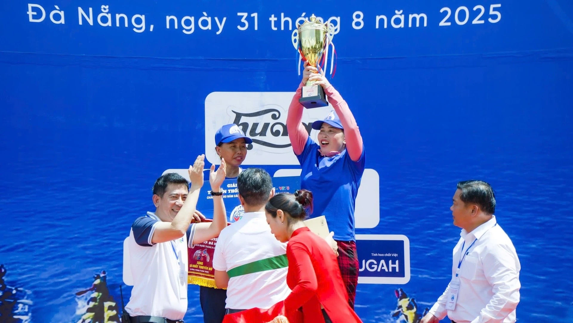 Ban tổ chức chúc mừng đội nữ phường Hòa Cường.