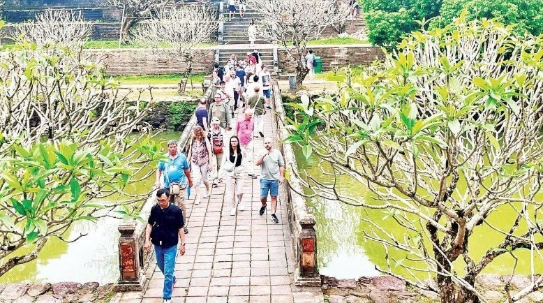 Du khách quốc tế tham quan một điểm di tích tại Huế. du-lich-vn-3501.jpg