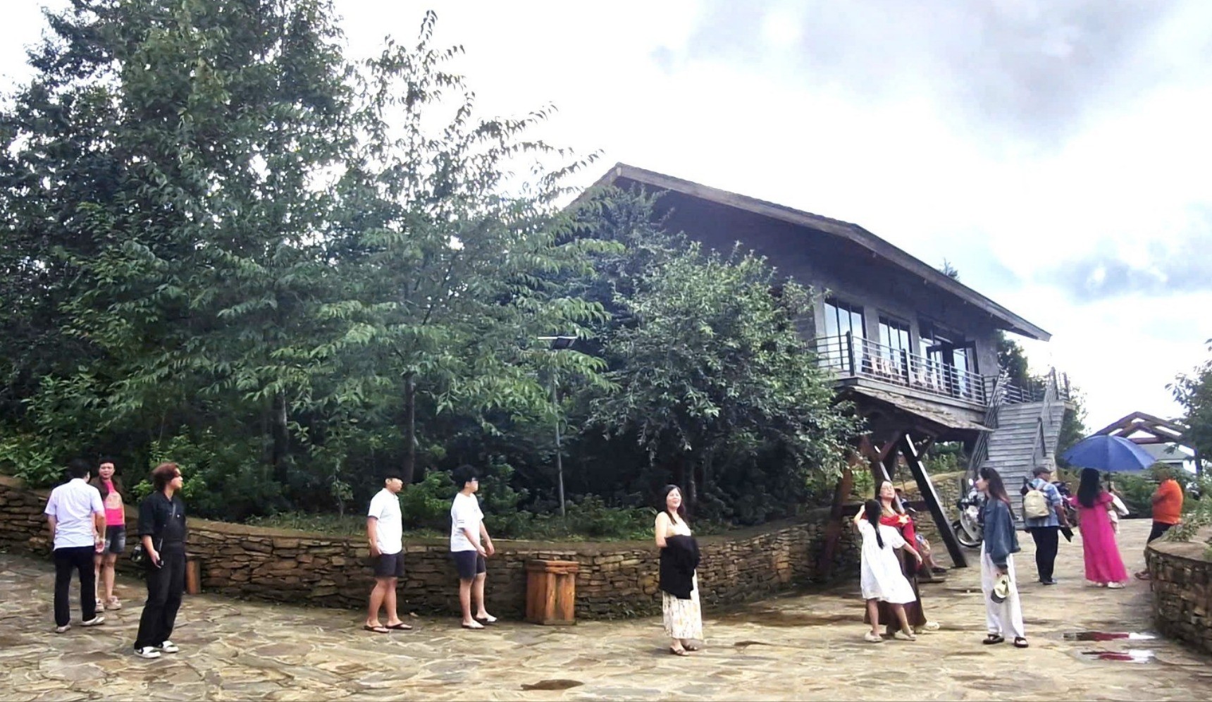 Du khách tham quan, chụp ảnh miễn phí tại khu nghỉ dưỡng Cloud Paradise Resort Y Tý. 9.jpg