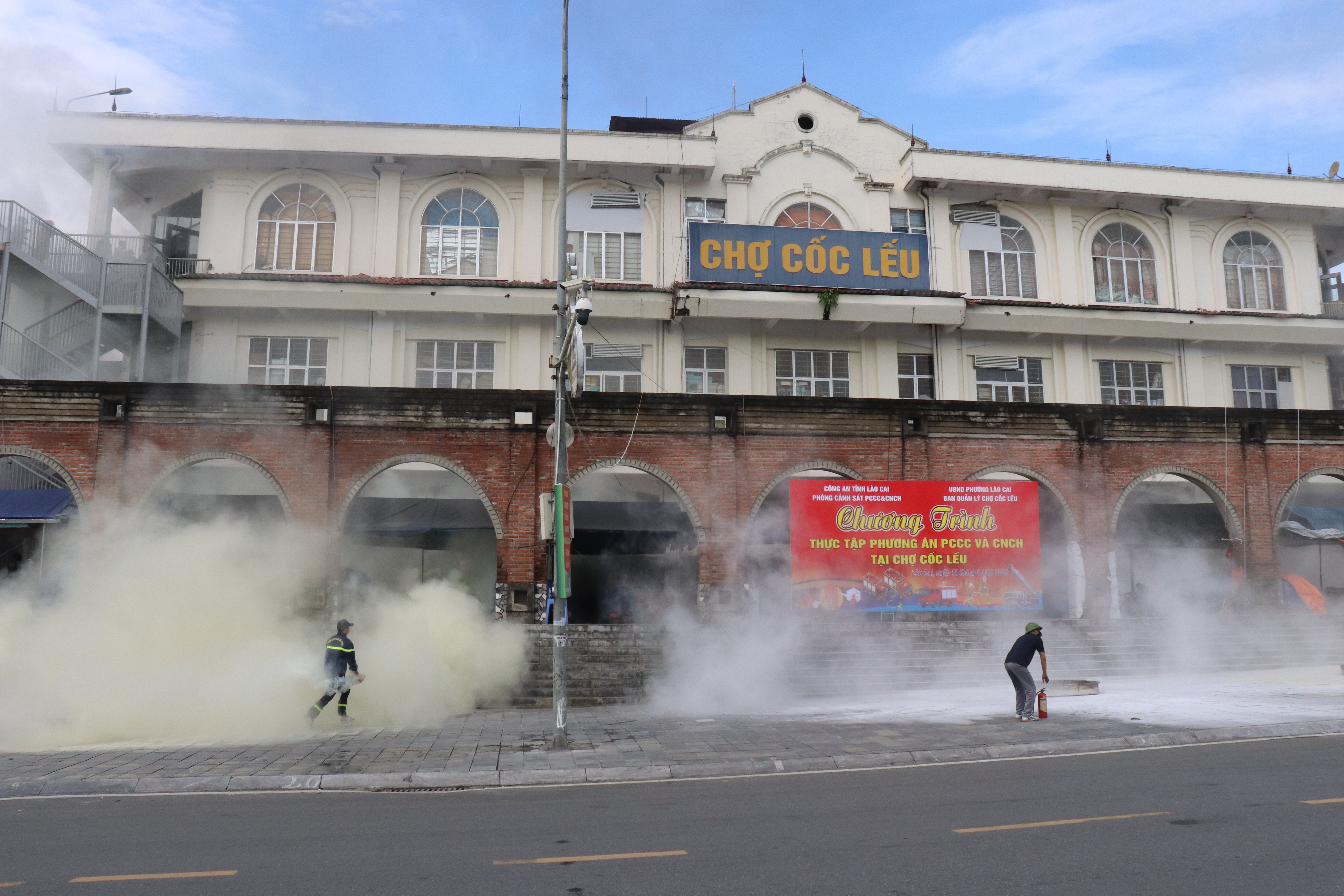Thực tập chữa cháy trong tình huống giả định xảy ra cháy lớn do chập điện. img-2483.jpg