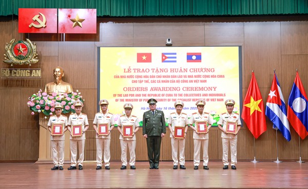 Bộ trưởng Bộ Nội vụ Cuba Lázaro Alberto Álvarez Casas đã trao Huân chương “Eliseo Reyes” hạng Nhất của Nhà nước Cuba tặng các đồng chí Thứ trưởng Bộ Công an. Bộ trưởng Bộ Nội vụ Cuba Lázaro Alberto Álvarez Casas đã trao Huân chương “Eliseo Reyes” hạng Nhất của Nhà nước Cuba tặng các đồng chí Thứ trưởng Bộ Công an.