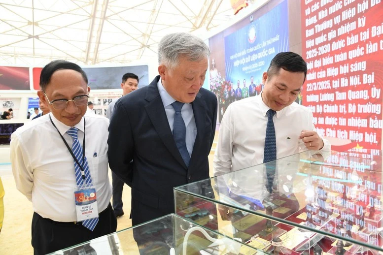 Phó Thủ tướng Thường trực Chính phủ Nguyễn Hòa Bình tham quan trưng bày Triển lãm của Văn phòng Chính phủ.