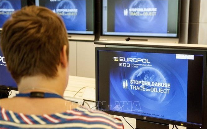 Cảnh sát Europol làm việc tại trụ sở ở Hague, Hà Lan. 12-7-buon-nguoi-3827.jpg