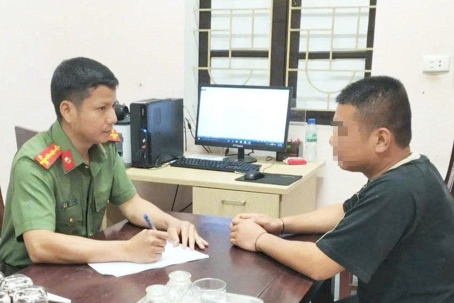 Cán bộ công an làm việc với đối tượng tung tin vỡ đập thủy điện Bản Vẽ (tỉnh Nghệ An). tin-don-3668.jpg