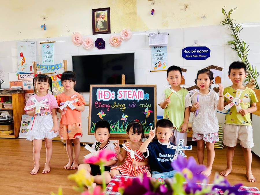 Các bé tham gia hoạt động STEAM làm chong chóng sắc màu. Các bé tham gia hoạt động STEAM làm chong chóng sắc màu.