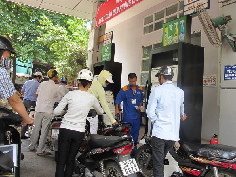 Một điểm bán xăng của Petrolimex tại Hà Nội. xang.jpg