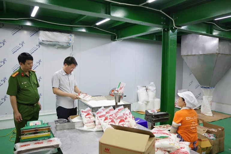 Giám đốc Công an tỉnh Phú Thọ Nguyễn Minh Tuấn trực tiếp kiểm tra quy trình sản xuất hàng giả của công ty Famimoto. Giám đốc Công an tỉnh Phú Thọ Nguyễn Minh Tuấn trực tiếp kiểm tra quy trình sản xuất hàng giả của công ty Famimoto.