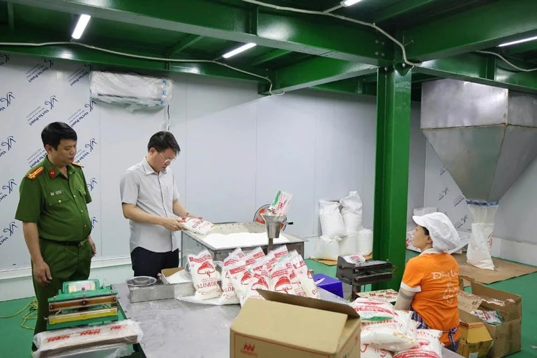 Giám đốc Công an tỉnh Phú Thọ Nguyễn Minh Tuấn trực tiếp kiểm tra quy trình sản xuất hàng giả của công ty Famimoto.