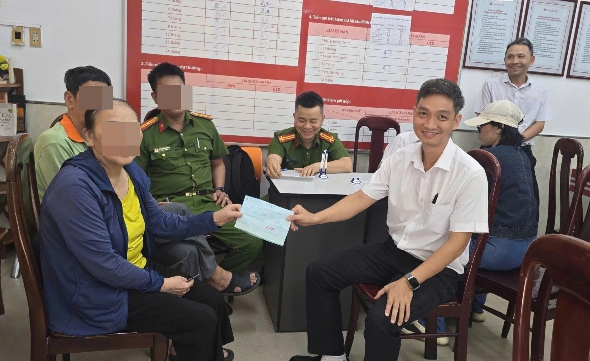 Sau khi ngăn chặn được việc bà P. chuyển tiền, cơ quan Công an phối hợp với Ngân hàng hoàn tất các thủ tục trả lại số tiền 300 triệu đồng cho bà P. lua-dao-1.jpg