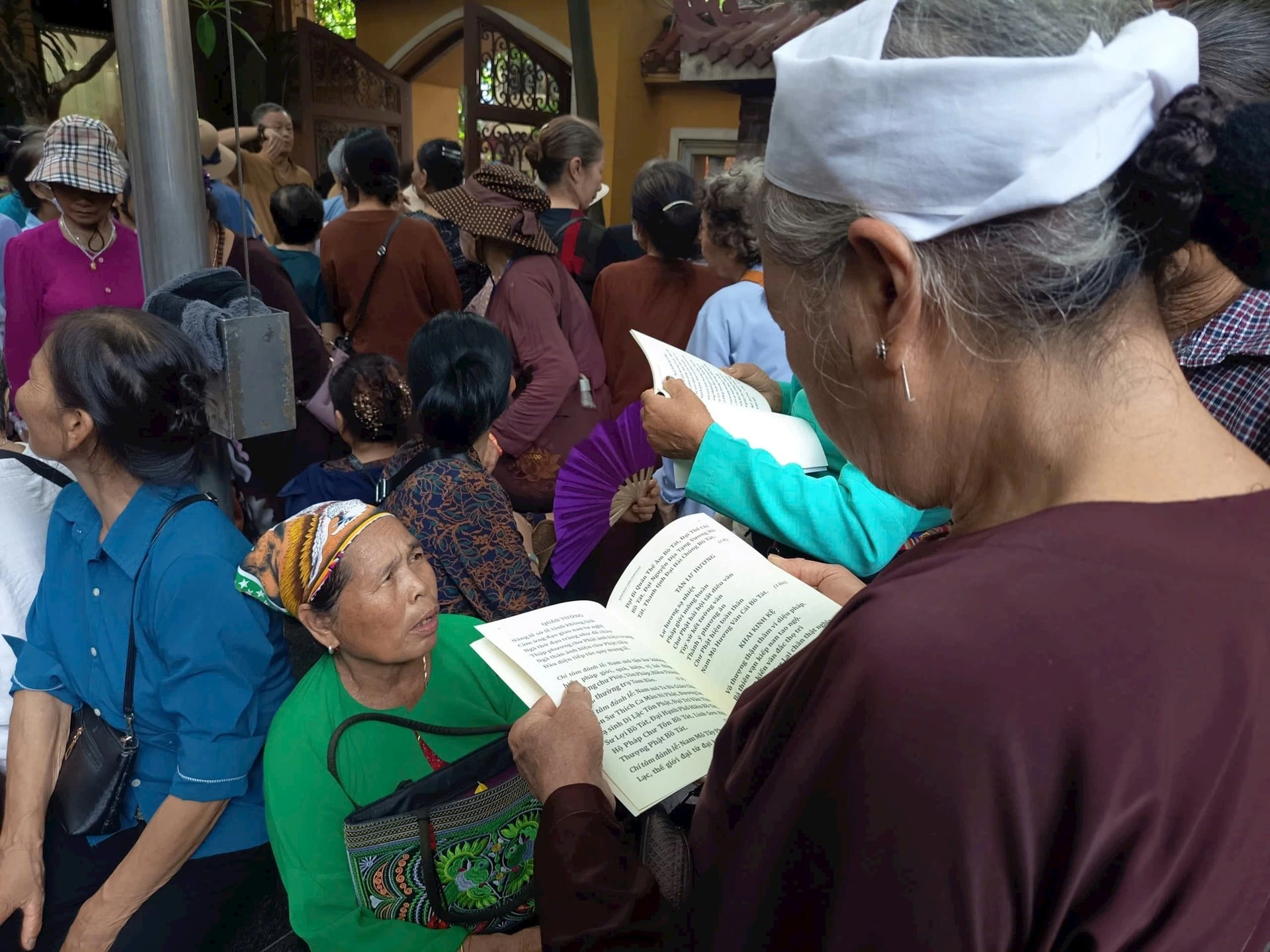 Các Phật tử lên chùa mùa Vu Lan.