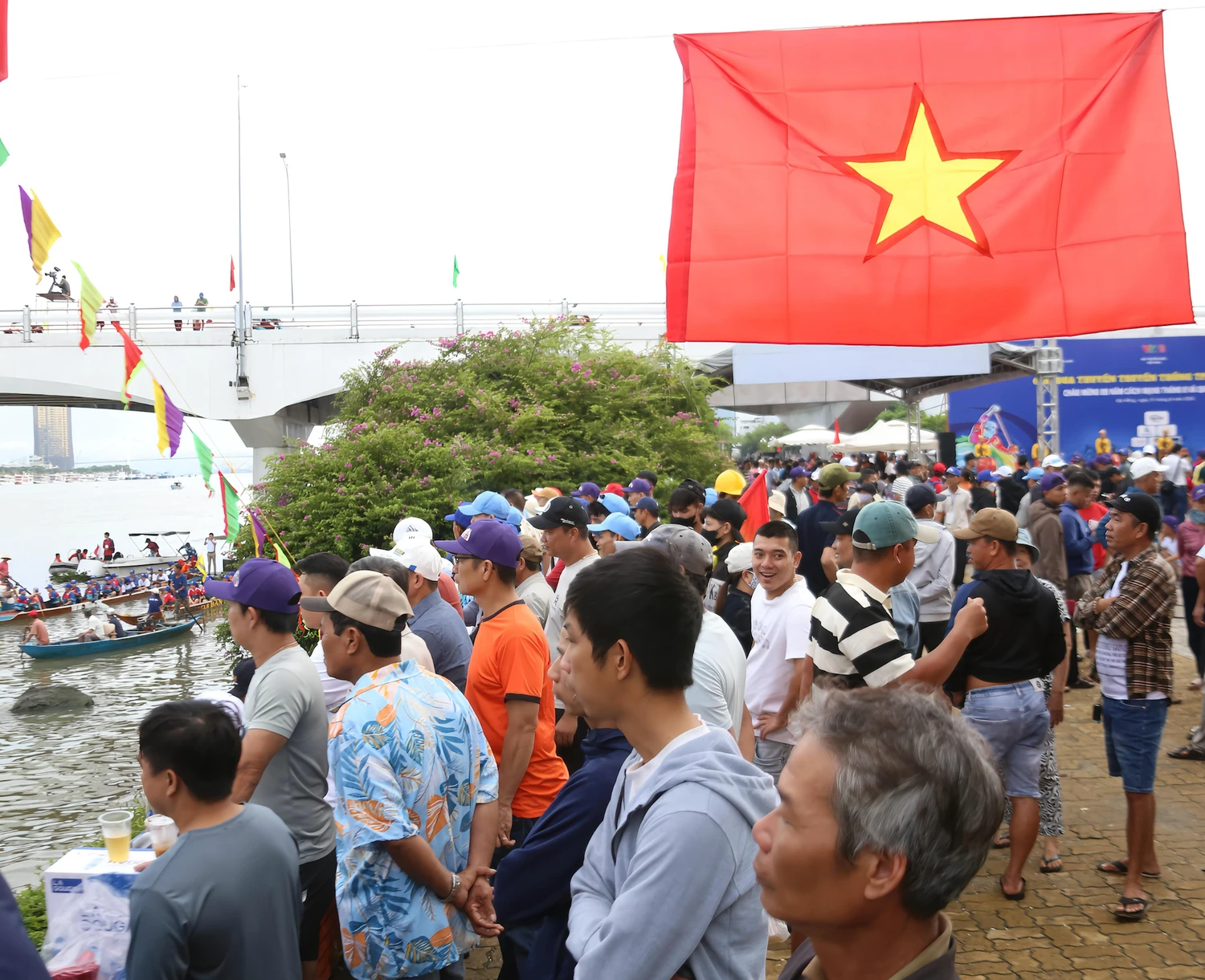 Người dân theo dõi bên bờ sông.