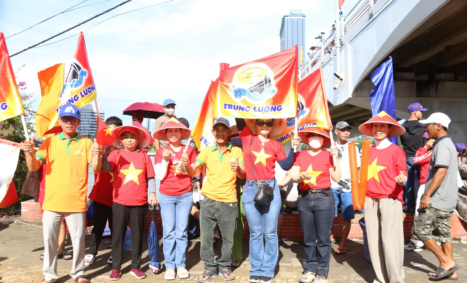 Đội Trung Lương Hòa Xuân cổ vũ.