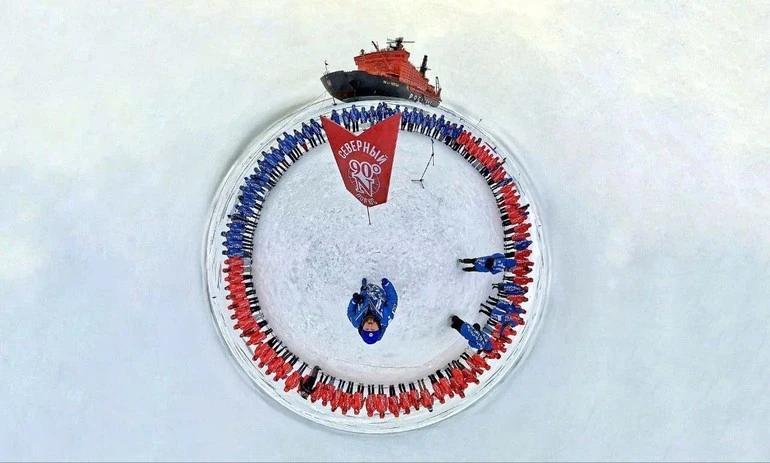 Thành viên đoàn chụp ảnh tại Cực Bắc.