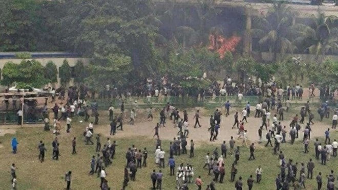 Hiện trường vụ tai nạn máy bay ở Bangladesh chiều 21/7. tai-nan-bang-ladess.jpg