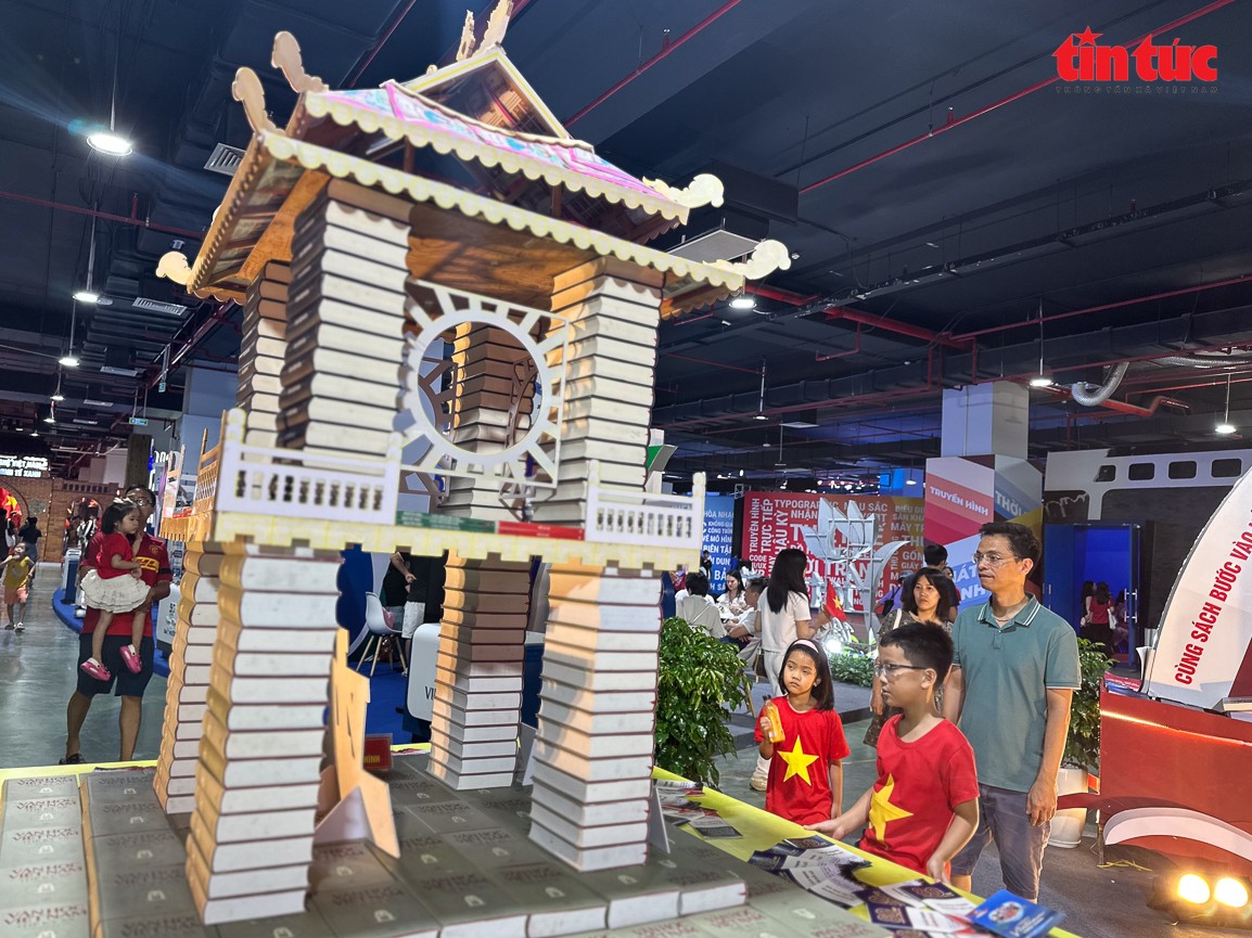 ម៉ូដែលទាក់ទាញភ្នែក ផលិតពីសៀវភៅ។ Những mô hình bắt mắt, được tạo nên từ những cuốn sách.