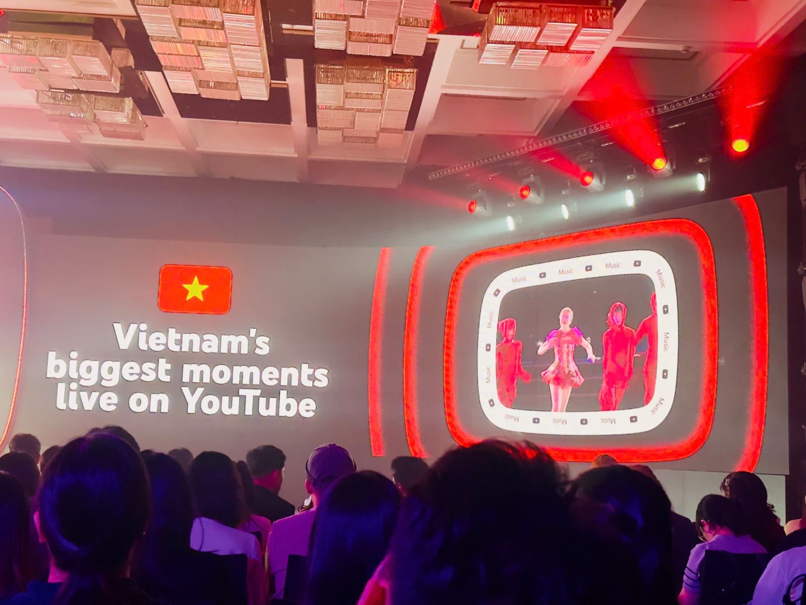 YouTube đang dần trở thành một "không gian văn hoá mới" của người Việt. YouTube đang dần trở thành một "không gian văn hoá mới" của người Việt.