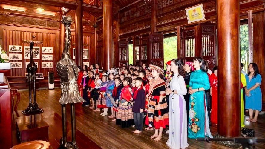 Đoàn đại biểu và các em học sinh tham quan Nhà lưu niệm Chủ tịch Hồ Chí Minh. z6937394884096-31fccaaa83614c9898593718cfdb17cf.jpg