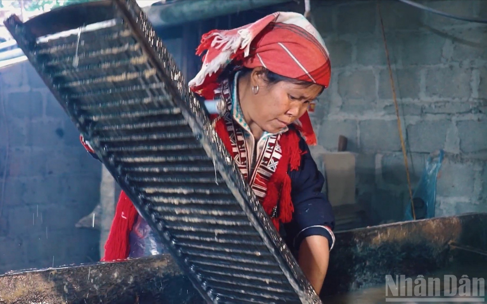 Đồng bào Dao tráng giấy theo phương pháp cổ truyền, giữ nguyên quy trình do cha ông để lại. giay-ban-4-4278.jpg