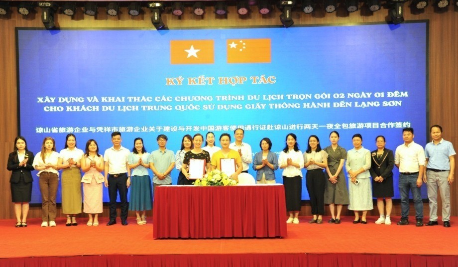 Đại diện Hiệp hội Du lịch tỉnh Lạng Sơn và đại diện các công ty lữ hành thị Bằng Tường ký kết thoả thuận hợp tác xây dựng và khai thác tuyến du lịch 2 ngày 1 đêm cho khách du lịch Trung Quốc sử dụng giấy thông hành đến Lạng Sơn. lang-son-1-5871.jpg