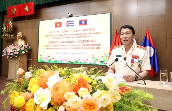 Bộ trưởng Lương Tam Quang khẳng định, lực lượng CAND Việt Nam sẽ nỗ lực hết sức mình để xứng đáng với những phần thưởng cao quý mà Đảng, Nhà nước và nhân dân hai nước Lào, Cuba trao tặng.