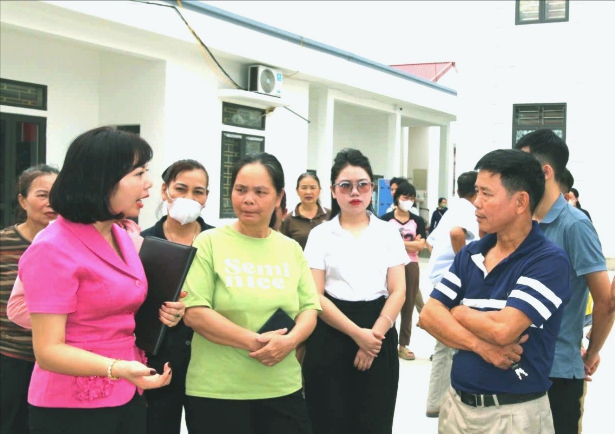 Lãnh đạo Chi nhánh Văn phòng Đăng ký Đất đai khu vực Văn Yên giải đáp các thắc mắc của người dân. giai-dap-9341-6575.jpg