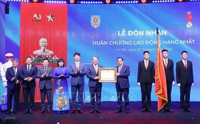Thủ tướng Phạm Minh Chính trao Huân chương Lao động hạng Nhất cho Bộ Tư pháp. tu-phap-2.jpg