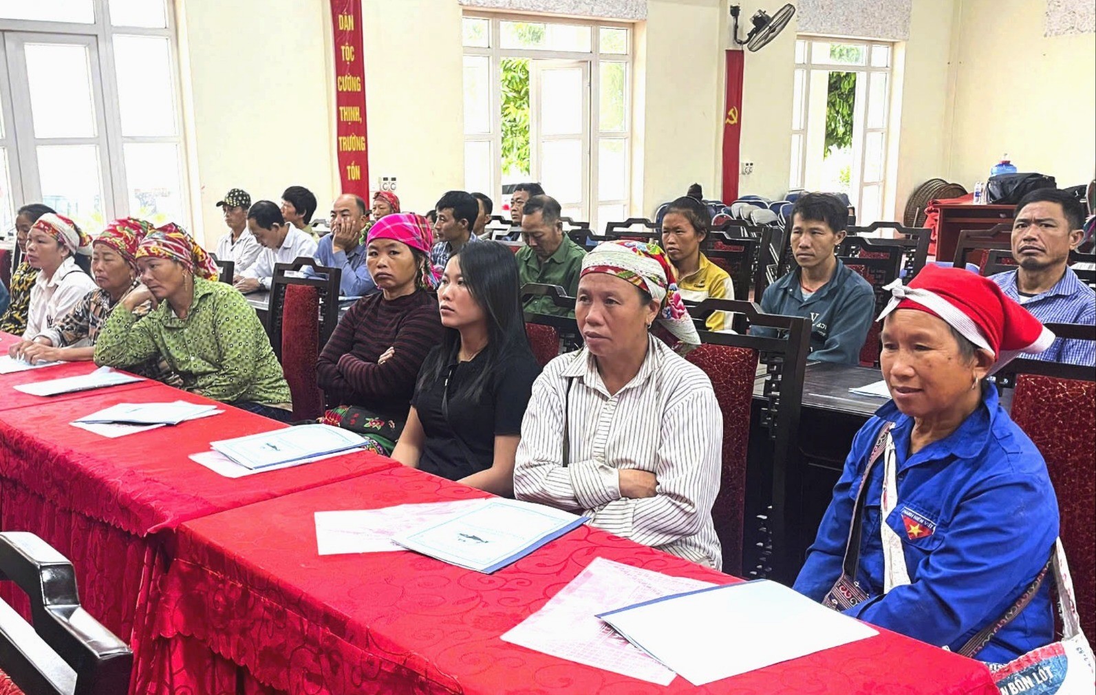 Người dân lắng nghe các nội dung tuyên truyền. cac-ho-dan-tham-gia-lop-tap-huan-6146-2622.jpg