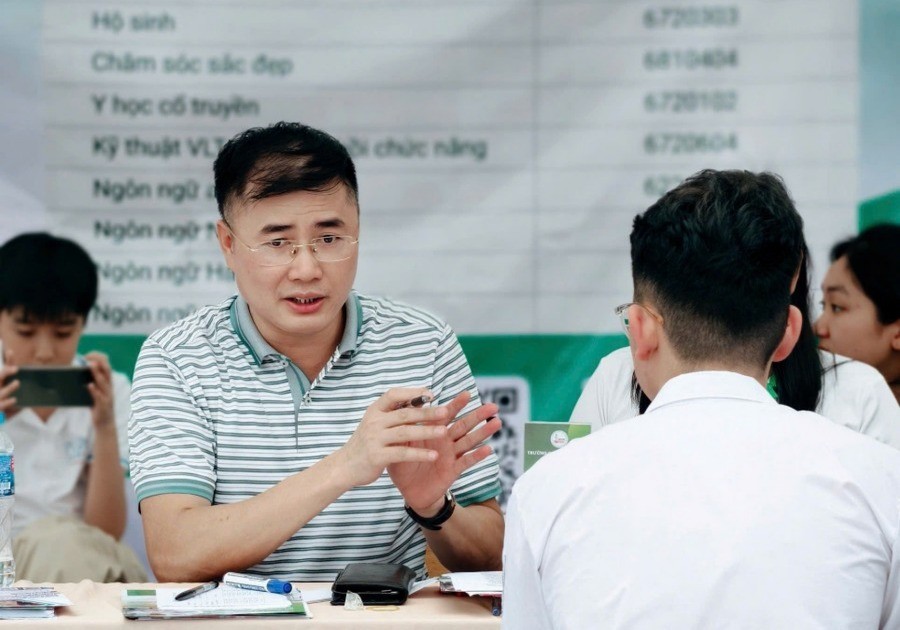 Ông Nguyễn Thế Lực trong buổi tư vấn tuyển sinh năm 2025. tu-van-chon-nganh-1-2782.jpg