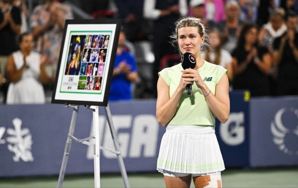 Bouchard rơi lệ khi tạm biệt khán giả, tại vòng hai Canada Mở rộng trên sân Trung tâm ở Montreal hôm 30/7. Ảnh: Reuters tay-vot-nu-4725.jpg