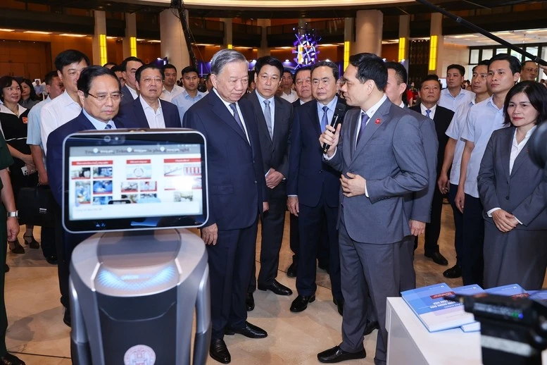 Các đại biểu tham quan triển lãm những thành tựu nổi bật trong hai lĩnh vực y tế và giáo dục tại điểm cầu chính Nhà Quốc hội.