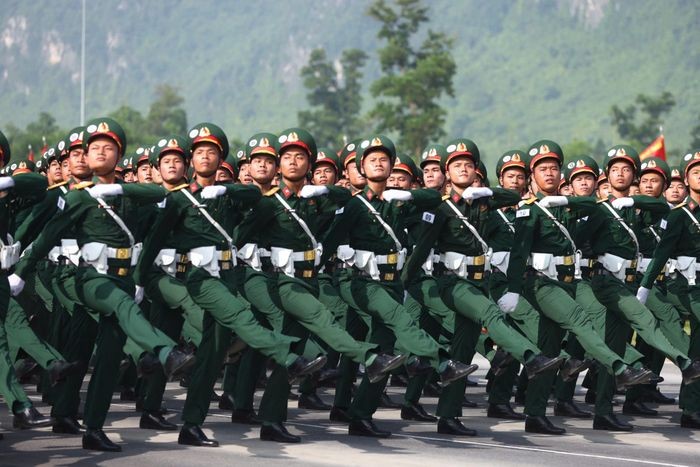 Mãn nhãn với hình ảnh các chiến sĩ diễu binh, diễu hành với những bước chân đều tăm tắp. Mãn nhãn với hình ảnh các chiến sĩ diễu binh, diễu hành với những bước chân đều tăm tắp.