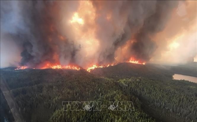 Khói lửa bốc ngùn ngụt từ đám cháy rừng ở Sherridon, Manitoba, Canada. chay-canada-9937.jpg