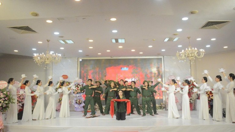 Trích đoạn sân khấu chuyển thể từ tác phẩm "Mưa đỏ" của nhà văn Chu Lai được các nghệ sĩ thể hiện xúc động và giàu hình tượng. vinh-danh-1.jpg