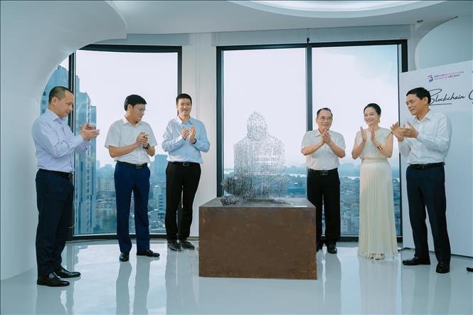 Lễ ra mắt Blockchain Gallery và tượng Satoshi. blochan.jpg