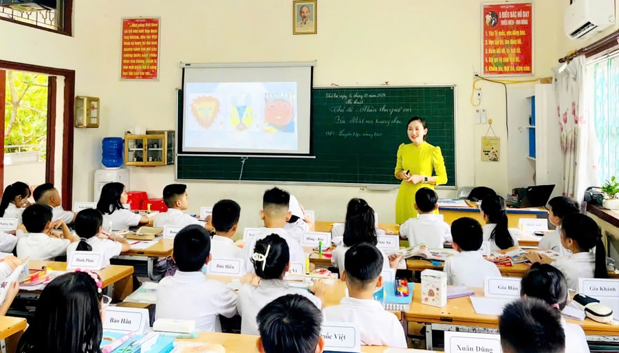 Một lớp học của Trường Tiểu học Chi Lăng (Lương Văn Tri, Lạng Sơn). sgk.jpg