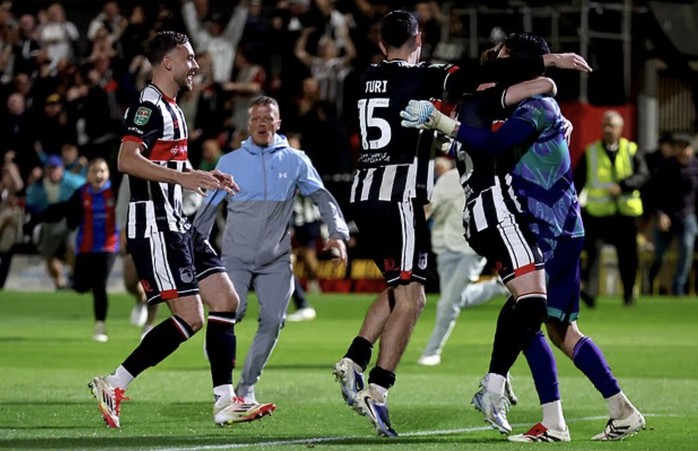 Grimsby Town ăn mừng như giành được chức vô địch. tt6.jpg