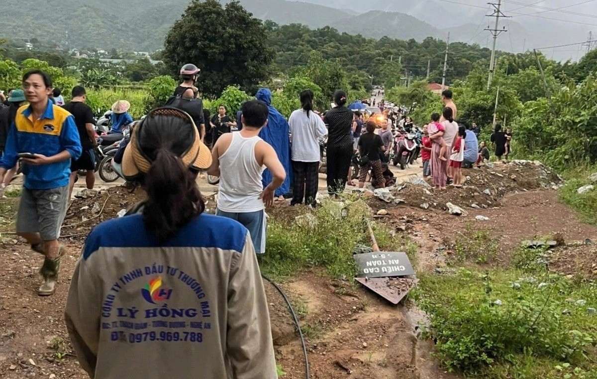 Người dân vùng lũ Nghệ An hoảng loạn vì thông tin vỡ đập Thủy điện Bản Vẽ. lu-nghe-an-366.jpg