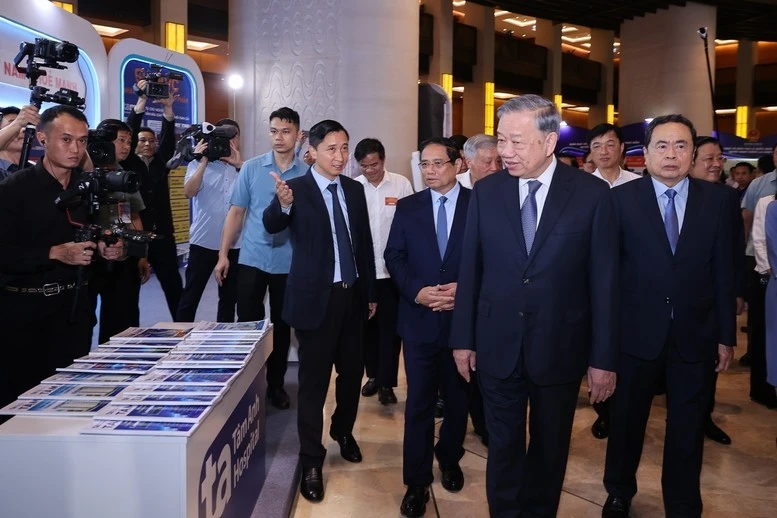 Các đại biểu tham quan triển lãm những thành tựu nổi bật trong hai lĩnh vực y tế và giáo dục tại điểm cầu chính Nhà Quốc hội.