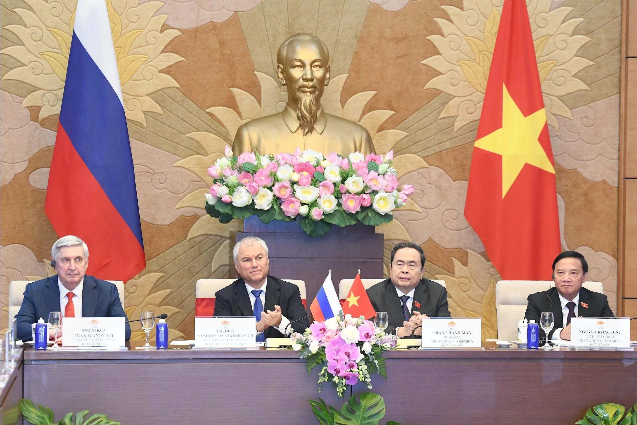 Chủ tịch Quốc hội Trần Thanh Mẫn và Chủ tịch Duma Quốc gia Quốc hội Liên bang Nga Vyacheslav Volodin đồng chủ trì Phiên họp.