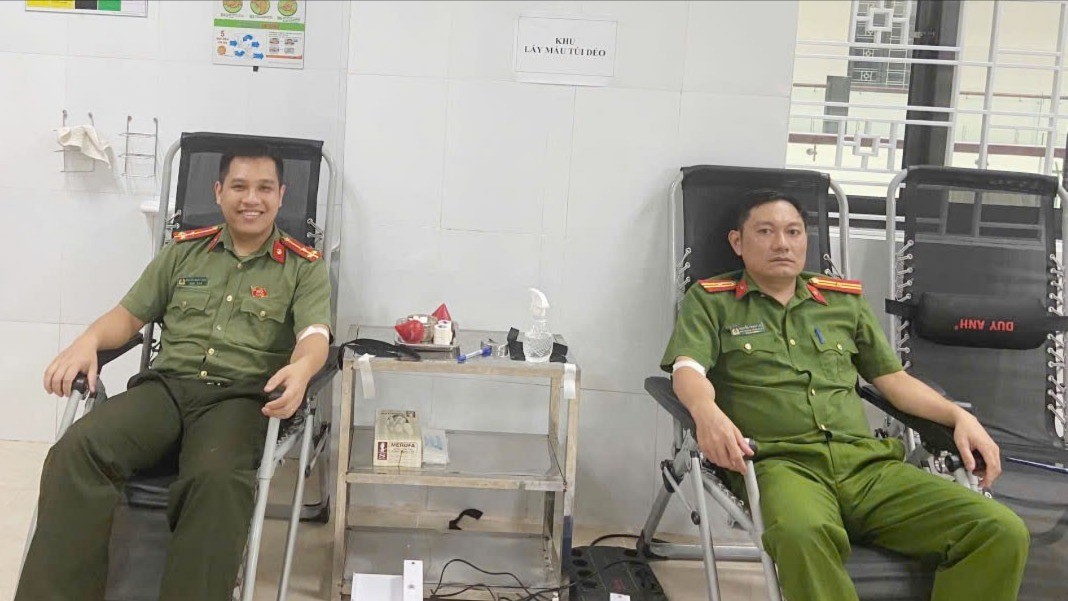 Thiếu tá Nguyễn Trọng Lực và Thượng úy Nguyễn Mạnh Tùng hiến máu cứu người bệnh. z6935441679854-b6adf43a8b3671ee09d022e1dcd8c8db-8663.jpg
