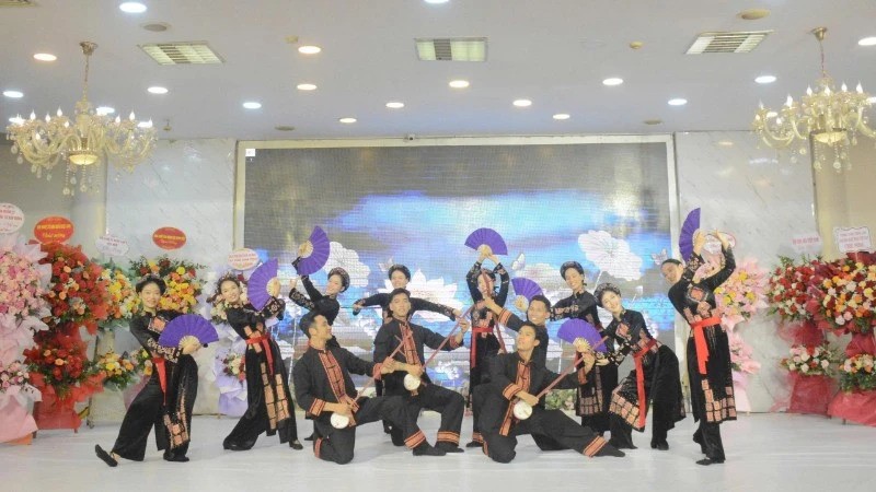 Nhiều tác phẩm nghệ thuật xuất sắc ra đời từ Trại sáng tác được trình diễn tại buổi lễ. vinh-danh-tieu-de.jpg