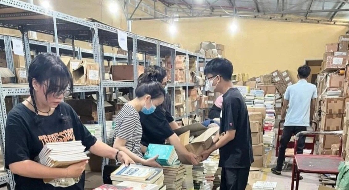 Đóng gói sách tuyển chọn cho chương trình "Hỗ trợ xây dựng 100 tủ sách trên khắp cả nước". 14-7-tu-sach-2-803.jpg