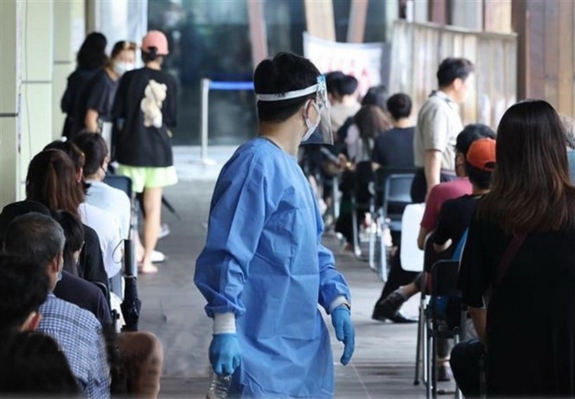 Người dân xếp hàng chờ xét nghiệm COVID-19 tại Seoul, Hàn Quốc, ngày 10/8/2022. covid.jpg