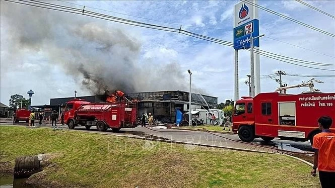 Lính cứu hỏa nỗ lực dập đám cháy tại trạm xăng ở Ban Phue, quận Nong Ya Lat, tỉnh biên giới Sisaket (Thái Lan), sau khi đạn pháo được bắn sang từ Campuchia trong bối cảnh xung đột tái diễn giữa hai quốc gia láng giềng.