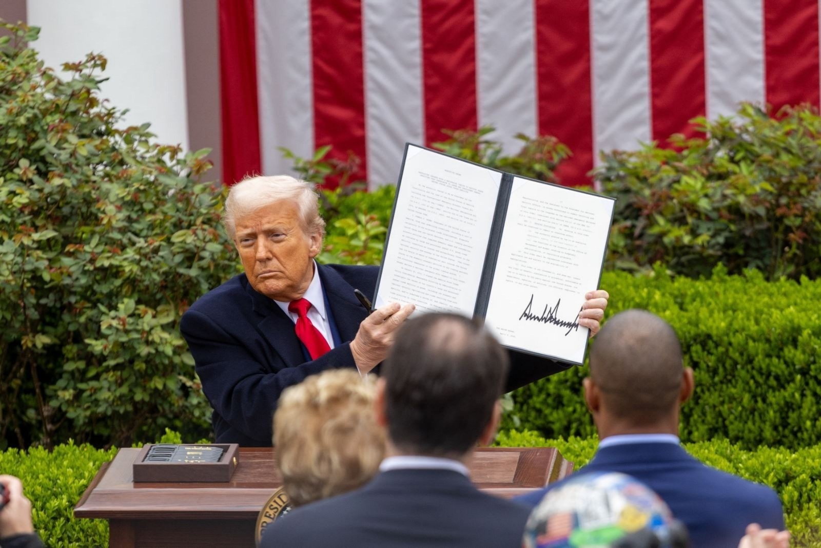 Tổng thống Mỹ Donald Trump ký sắc lệnh áp mức thuế đối ứng mới tại Nhà Trắng. tt-my-5283.jpg