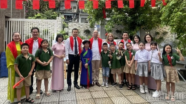 Đại sứ Cuba tại Việt Nam Rogelio Polanco Fuentes và các đại biểu chụp ảnh với thầy cô giáo và học sinh Trường tiểu học Việt Nam-Cuba.